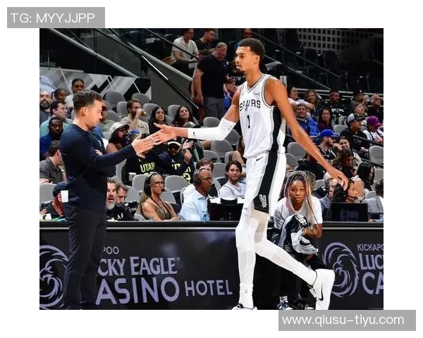 哈珀赞文班亚马全能表现其打法时而似控卫展现多面才华