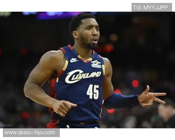 米切尔第三节伤退仅得15分2板2助球迷心痛不已遗憾难忍