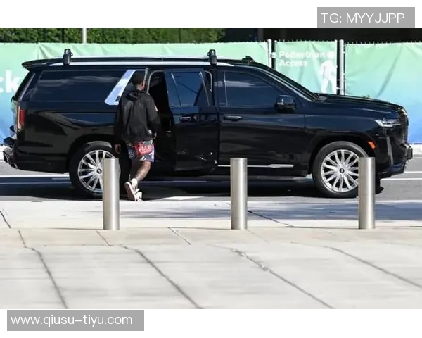 罗齐尔出庭时手铐脚镣加身穿着黄蜂队连帽衫引发关注