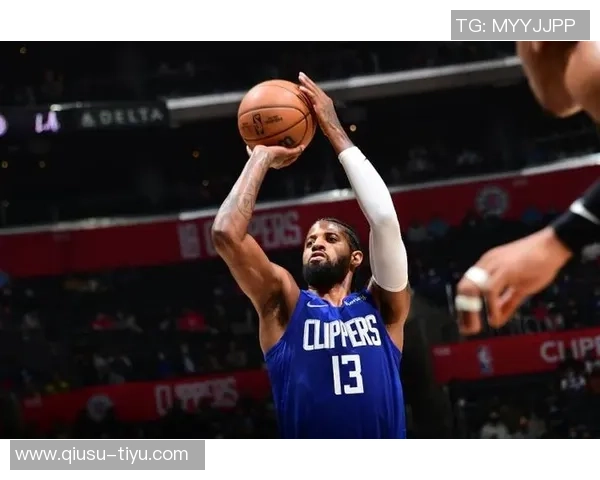 敢于担当文班从屏幕外冲回场内接关键球成功避免球队失误